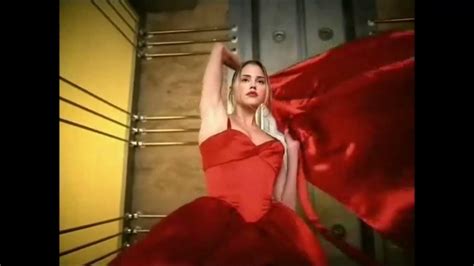 chanel 5 petit chaperon rouge musique|Chanel n°5 : Le Petit Chaperon Rouge avec Estella Warren.